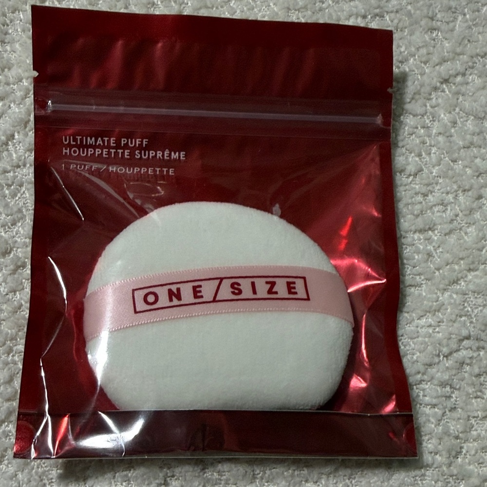 ONE/SIZE Makeup Puff in White and Red